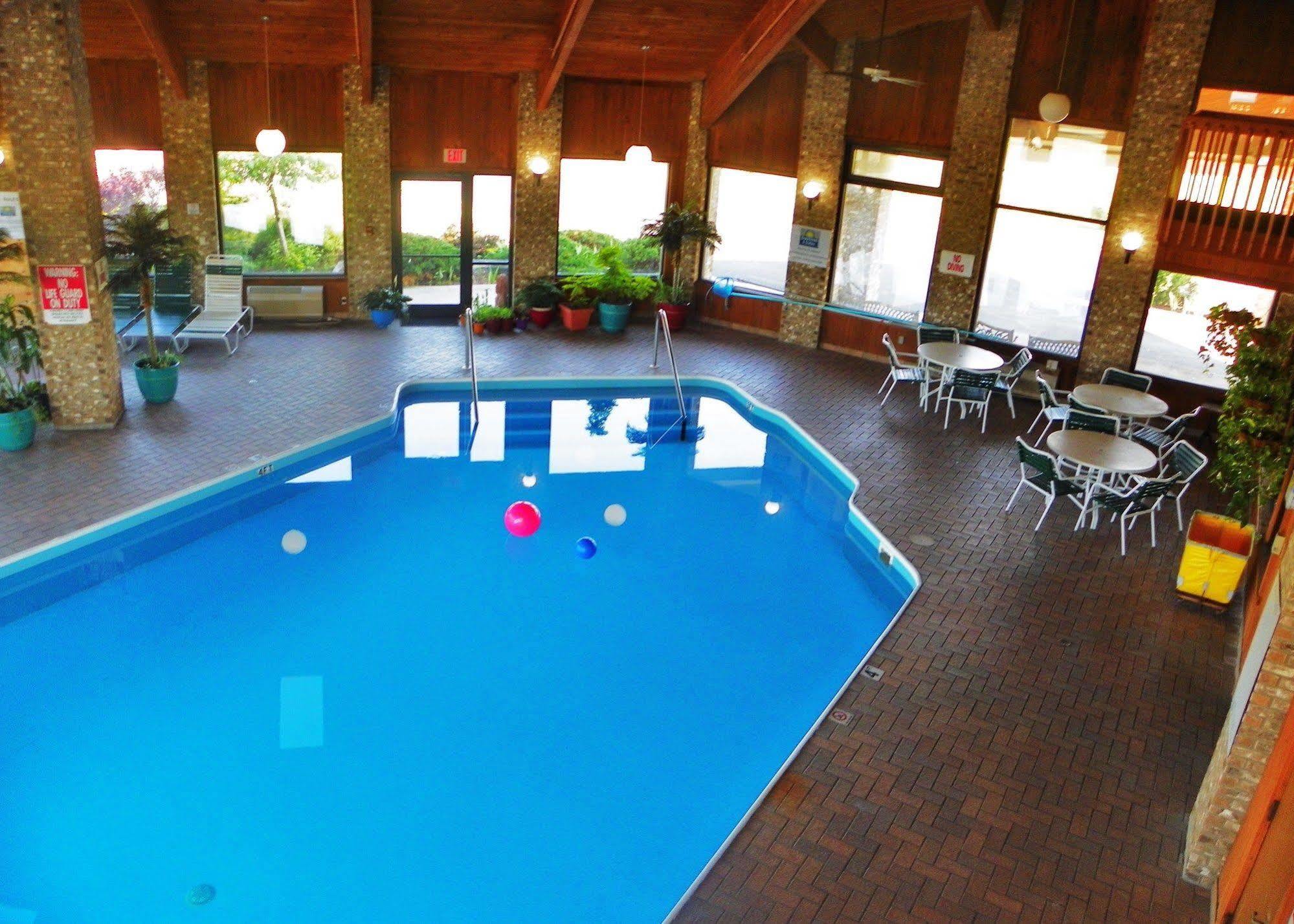 Royalton Inn & Suites 어퍼샌더스키 외부 사진